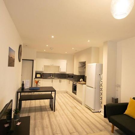 Luxe Living City Apartment - Beach, Wifi, Parking Swansea Esterno foto